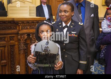 L'Adjudant de l'armée américaine Nicole C. Richardson, 1-150ème bataillon d'hélicoptères d'assaut, New Jersey Army National Guard, et sa fille, Alexis, écouter lors d'une session de l'Assemblée générale du New Jersey à la State House à Trenton, New Jersey), 31 janvier 2019. Richardson a été reconnu par l'Assemblée générale en tant que première femme noire aviateur de l'armée dans le New Jersey. Banque D'Images