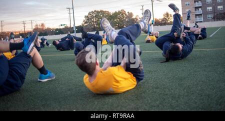 NEWPORT NEWS, Virginie (nov. 21, 2018) marins affectés à la classe Nimitz porte-avions USS George Washington (CVN 73) lors d'un programme d'amélioration de la condition physique du matin (BCS) session sur Huntington. Champ Hall George Washington est en cours de révision (complexe de ravitaillement RCOH) au chantier naval Newport News. RCOH est un projet de quatre ans presque réalisée qu'une seule fois pendant une durée de 50 ans du transporteur qui comprend la durée de vie de l'équipage du navire de ravitaillement deux réacteurs nucléaires, ainsi que d'importantes réparations, mises à niveau et de modernisation. Banque D'Images