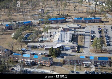 Bâches bleu line les toits de bâtiments autour de l'agent de Paradise Point's Club le Marine Corps Base Camp Lejeune, en Caroline du Nord, le 1 février 2019. Les bâches ont été placés comme une solution temporaire pendant que l'installation et les éléments d'appui réparer les dommages de l'ouragan qui a balayé la côte de Florence en septembre 2018. Banque D'Images