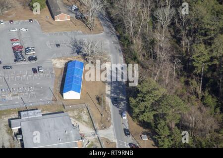 Bâches bleu line les toits de bâtiments autour de l'agent de Paradise Point's Club le Marine Corps Base Camp Lejeune, en Caroline du Nord, le 1 février 2019. Les bâches ont été placés comme une solution temporaire pendant que l'installation et les éléments d'appui réparer les dommages de l'ouragan qui a balayé la côte de Florence en septembre 2018. Banque D'Images