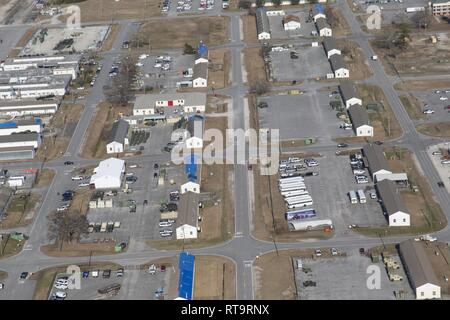 Bâches bleu ligne les toits des bâtiments dans la section industrielle sur Marine Corps Base Camp Lejeune, en Caroline du Nord, le 1 février 2019. Les bâches ont été placés comme une solution temporaire pendant que l'installation et les éléments d'appui réparer les dommages de l'ouragan qui a balayé la côte de Florence en septembre 2018. Banque D'Images