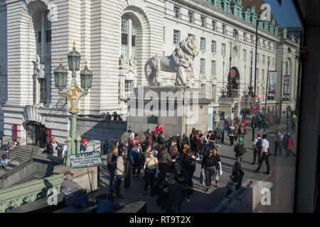 Vu d'un autre bus, la foule se mêlent sous le Marriott Hotel Southbank et le Lion à l'extrémité sud de Westminster Bridge, le 26 février, à Londres, en Angleterre. Banque D'Images