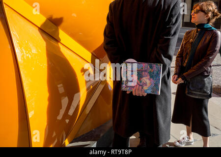 Associates de tenir une conversation après spontanément en heurtant les uns les autres sous l'amassage de rénovation temporaire de la marque de luxe Louis Vuitton à New Bond Street, le 27 février 2019, à Londres, en Angleterre. Banque D'Images