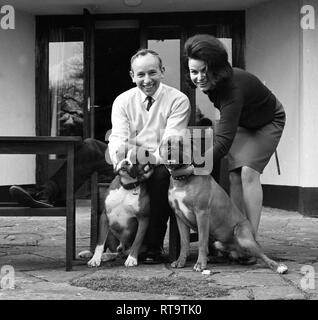 John Surtees avec femme et animal chiens Boxer 1966 Banque D'Images