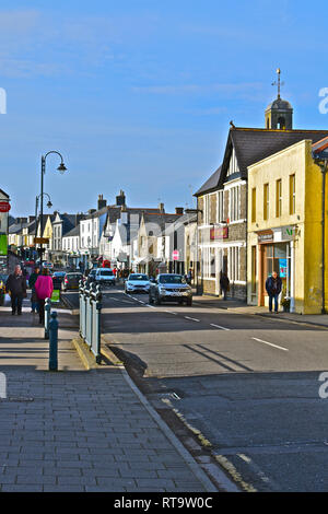 Une vue sur la rue de la rue principale dans la ville de Cowbridge gallois, avec son mélange de grandes marques et les petits magasins spécialisés locaux Banque D'Images