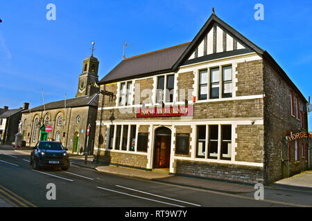 La Horse & Groom public house dans le centre-ville de la ville de Bridgend. L'hôtel de ville historique est sur la gauche. Banque D'Images