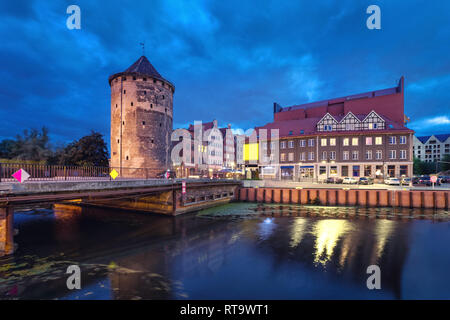 Brama historique Stagiewna (bidons de lait gate) dans la vieille ville de nuit à Gdansk, Pologne Banque D'Images