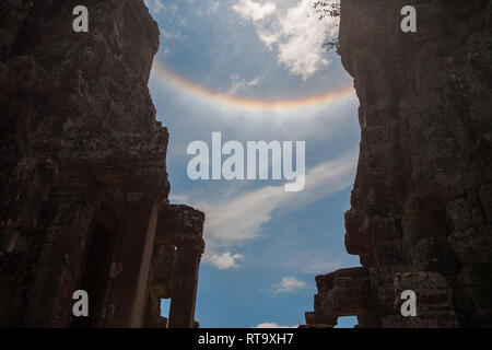 Une forte tête en bas, arc-en-ciel appelé correctement un circumzénithal (CZA), plus "un sourire dans le ciel', au Prasat Bayon, Angkor, Siem Reap, Cambodge Banque D'Images