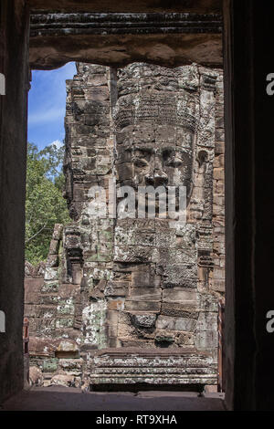 Sourire énigmatique visage sculpté, Prasat Bayon, Angkor, Siem Reap, Cambodge Banque D'Images