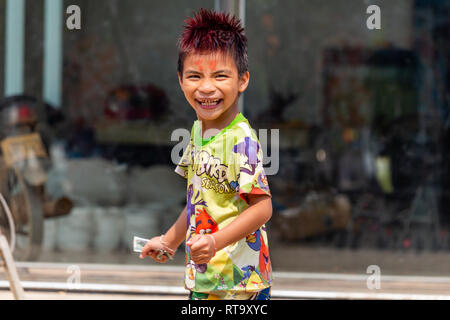 Vang Vieng, Laos - Avril 14, 2018 Local : kid smiling dans la rue pendant la fête du Nouvel An Lao Banque D'Images