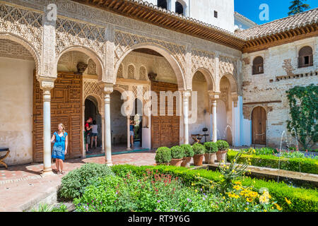 Personnes visitent le Patio de la Acequia au Palacio de Generalife à Grenade Andalousie Espagne Banque D'Images