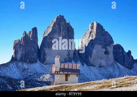 La face nord de Tre Cime di Lavaredo et la chapelle à Forcella Lavaredo, Misurina, Dolomites, Veneto, Italie Banque D'Images