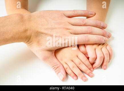 Les tout-petits les mains à mains pères, vers, sur un tableau blanc Banque D'Images