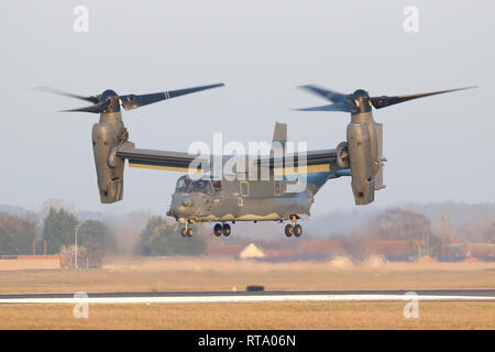 Annonce de l'USAF-22B Balbuzard au départ et escalade de RAF Mildenhall au crépuscule. Le 7e Escadron d'opérations spéciales est l'opérateur européen du type. Banque D'Images