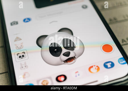 PARIS, FRANCE - NOV 9 2017 : Panda Bear 3d animoji générés par emoji ID système de reconnaissance faciale visage étonné avec émotion face close-up du nouvel iphone X 10 Affichage - Tilt-shift de l'objectif utilisé Banque D'Images