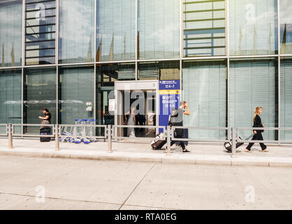 Francfort, Allemagne - Aug 1, 2017 : les hommes et les passagers à l'arrivée avec les bagages à l'aéroport de Francfort aéroport de Francfort gare à longue distance Banque D'Images