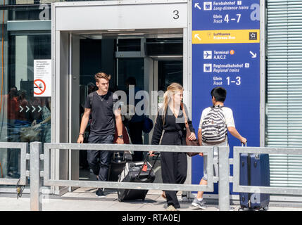Francfort, Allemagne - Aug 1, 2017 : les hommes et les passagers à l'arrivée avec les bagages à l'aéroport de Francfort aéroport de Francfort gare à longue distance Banque D'Images