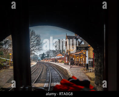 Vue aérienne du conducteur de train, de l'intérieur de la cabine, par la fenêtre d'un train en mouvement sur le patrimoine, et à l'approche de la ligne d'une DVS vintage railway station, Arley. Banque D'Images