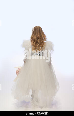 Petite fille aux cheveux blonds dans une robe en tulle, vue arrière Banque D'Images