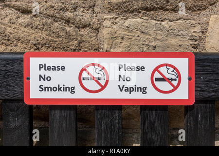 Un 'non fumeurs', 'No vaping' signe sur un banc, York Castle Museum, York, Yorkshire, UK. Banque D'Images