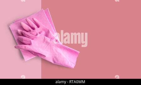 Nettoyage des gants en caoutchouc rose avec éponge sur background with clipping path Banque D'Images