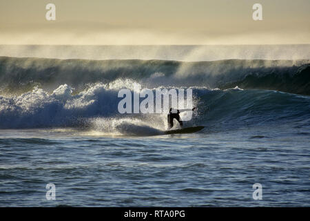 Les surfeurs sur les vagues de l'océan Atlantique à la pared sur fuerteventura canaries en espagne Banque D'Images