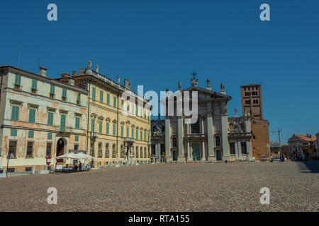 La célèbre place Renaissance Piazza Sordello à Mantoue. Vue de la cathédrale San Pietro et bâtiment historique Banque D'Images