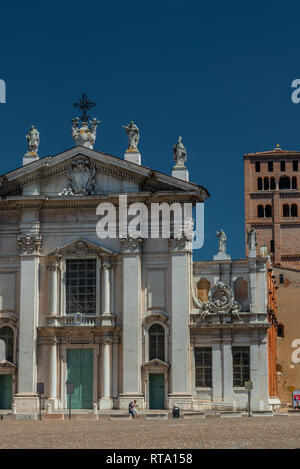 Côté de la Duomo di San Pietro di Mantova (cathédrale de San Pietro de Mantoue) Banque D'Images