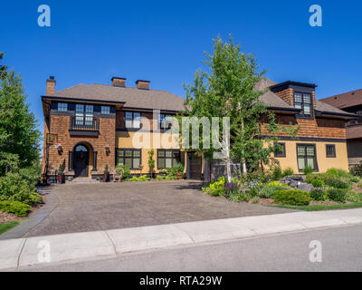 Maison de luxe à journée ensoleillée à Calgary, Canada. Prises de l'extérieur par une journée ensoleillée. Chaque chambre a l'entrée de cour et garage sur l'avant de la maison. Moderne. Banque D'Images