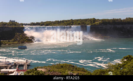 NIAGARA FALLS, ONTARIO, CANADA - 25 juin 2018 : Les Chutes du Niagara et le célèbre Maid of the Mist bateau d'expérience Banque D'Images