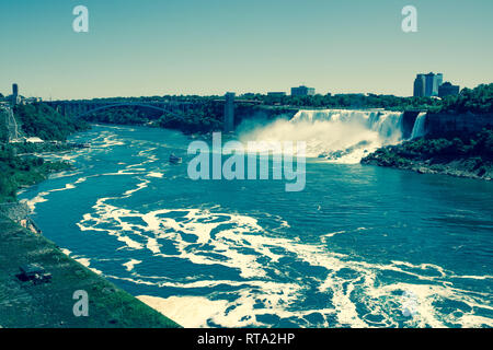 NIAGARA FALLS, ONTARIO, CANADA - 25 juin 2018 : American Falls et le célèbre Maid of the Mist bateau d'expérience inoubliable Banque D'Images