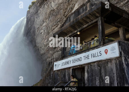 NIAGARA FALLS, ONTARIO, CANADA - 25 juin 2018 : Journey Behind the Falls (connu jusqu'au début des années 90 la Scenic Tunnels) est une attraction situé à Banque D'Images