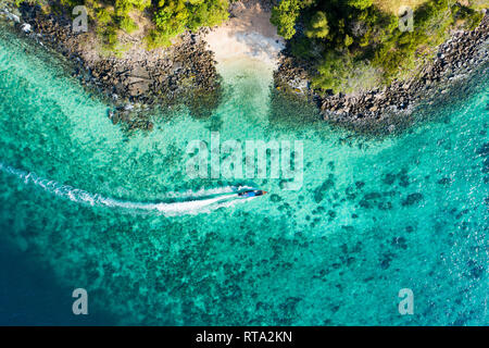Vue de dessus, vue aérienne d'un bateau traditionnel à proximité de une magnifique barrière de corail avec une belle petite plage. Banque D'Images