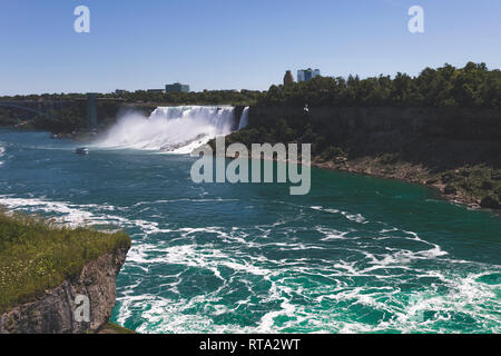 Niagara Falls. Les chutes américaines et américains dans l'arrière-plan. Le célèbre Maid of the Mist bateau d'expérience inoubliable Banque D'Images