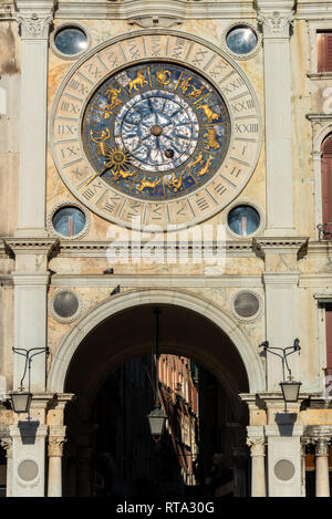 Tour de l'horloge sur la Piazza San Marco à Venise, Italie. Banque D'Images