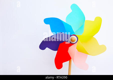 Moulinet multicolore jouet moulin isolé sur blanc. La petite enfance et d'été Banque D'Images