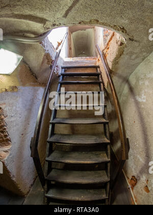 Étroit et mystérieux passage secret d'un vieux château Banque D'Images