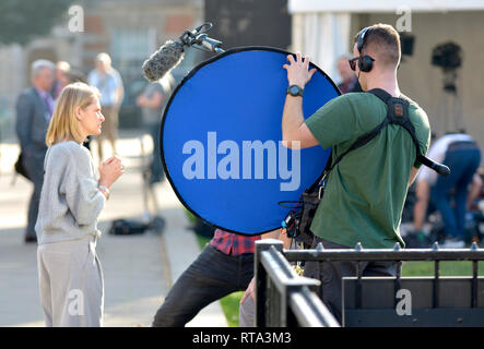 Londres, Angleterre, Royaume-Uni. L'équipage de la caméra TV dans un tournage terview sur College Green, Westminster, avec un réflecteur Banque D'Images