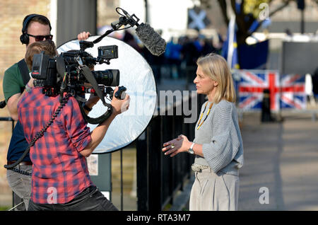 Londres, Angleterre, Royaume-Uni. L'équipe de caméras de télévision filmant une interview sur College Green, Westminster, avec un réflecteur Banque D'Images