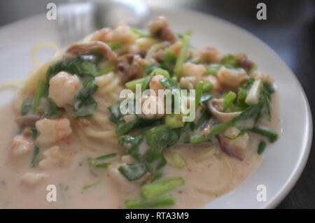 Spaghetti aux fruits de mer et la crème . La nourriture thaïe Banque D'Images