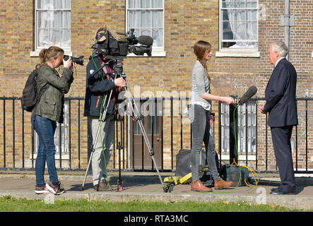 Peter Hain / Baron Hain, être interviewé et photographié, sur College Green, Westminster, Feb 2019 Banque D'Images