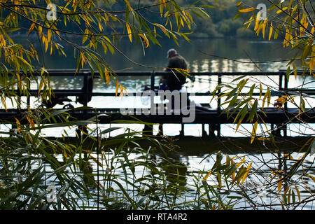 De la jetée de pêche de Worsbrough réservoir de l'usine à l'automne, South Yorkshire, Angleterre, Royaume-Uni, Europe Banque D'Images