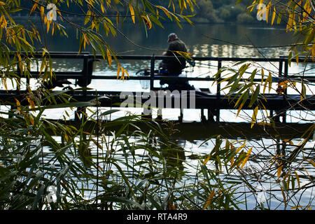 De la jetée de pêche de Worsbrough réservoir de l'usine à l'automne, South Yorkshire, Angleterre, Royaume-Uni, Europe Banque D'Images