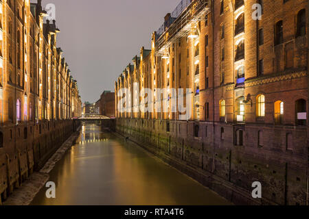 Speicherstadt, grand entrepôt de Hambourg, dans la nuit, Allemagne Banque D'Images