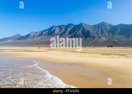 Plage de Cofete et belle vue sur montagnes de la Péninsule de Jandia, Fuerteventura, îles Canaries, Espagne Banque D'Images