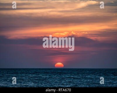 Magnifique coucher de soleil sur la mer des Caraïbes vu de la côte de la Colombie Banque D'Images