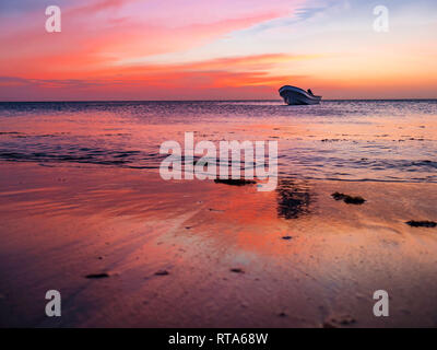 Magnifique coucher de soleil sur la mer des Caraïbes comme vu de la côte de la Colombie Banque D'Images