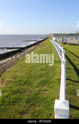 Vue d'une falaise dans un caravan park à hopton on sea sur la côte du Suffolk Banque D'Images