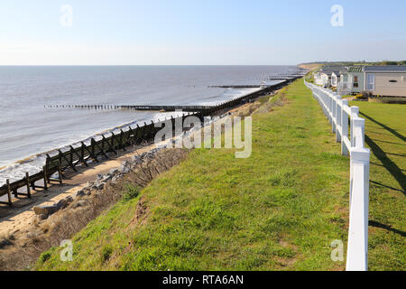 Vue d'une falaise dans un caravan park à hopton on sea sur la côte du Suffolk Banque D'Images