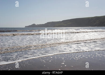 Un matin ensoleillé et lumineux sur la plage à Runswick Bay, North Yorkshire, Angleterre. Banque D'Images